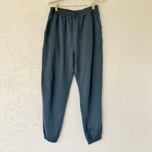 Vuori Boyfriend Jogger in Stone Heather